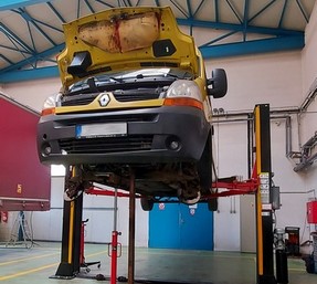 Dvousloupový hydraulický zvedák 