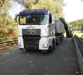 MAN TGA – tahač s návěsem odvoz asfaltového obrusu