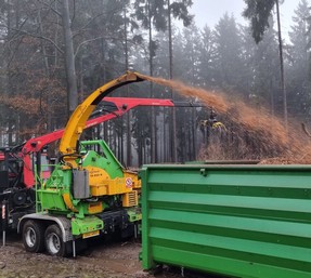 Štěpkovač s hydraulickou rukou